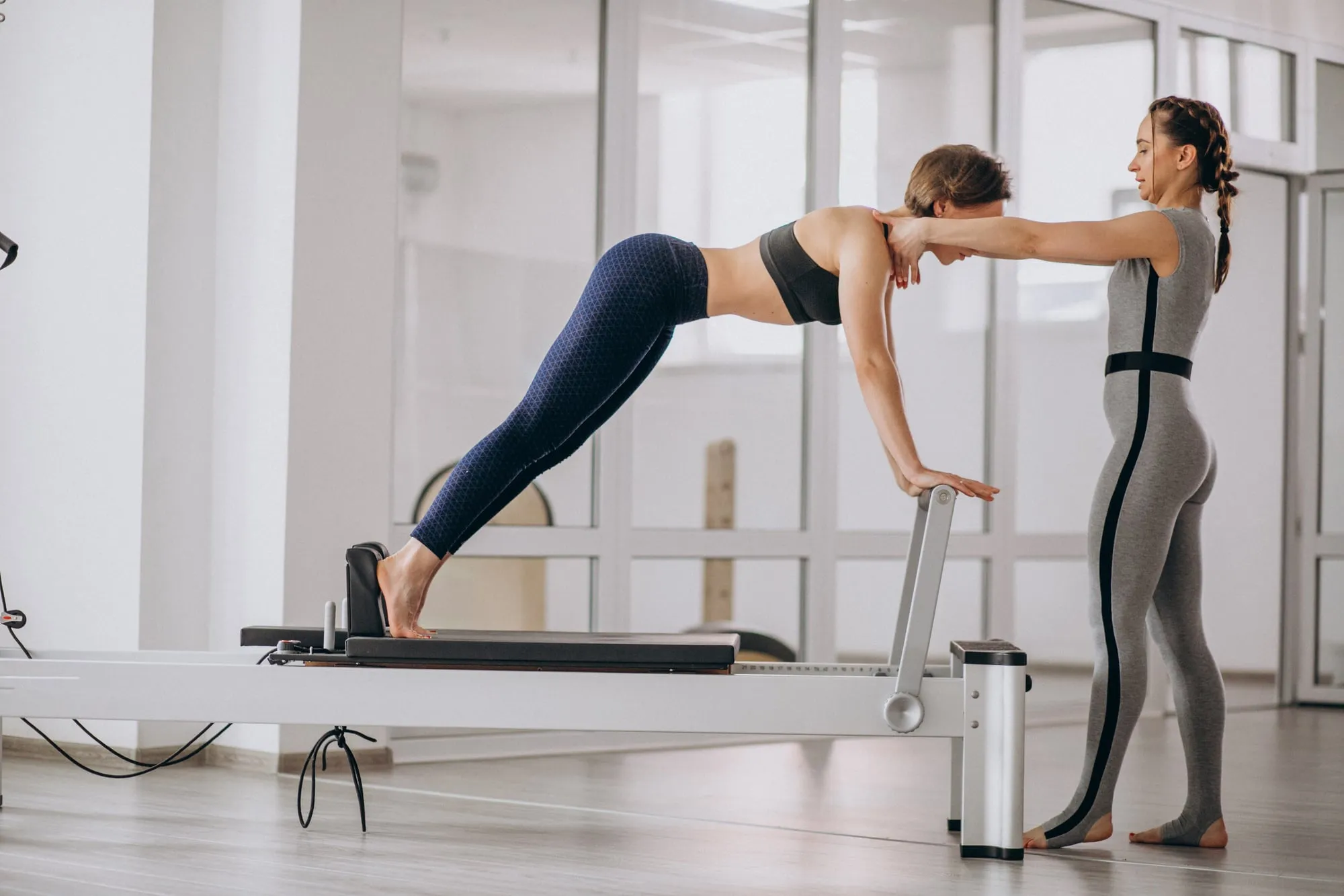 Fizyoterapist eşliğinde reformer cihazında fonksiyonel pilates çalışması