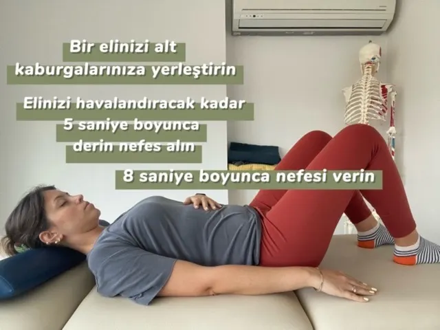 Bir elinizi alt kaburgalarınıza yerleştirin. Elinizi havalandıracak kadar 5 saniye boyunca derin nefes alın. 8 saniye boyunca nefes verin.