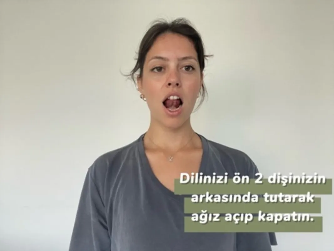Dilinizi ön 2 dişinizin arkasında tutarak ağız açıp kapatın.
