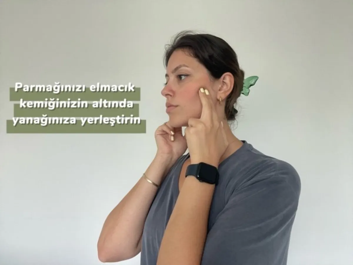 Parmağınızı elmacık kemiğinizin altında yanağınıza yerleştirin.