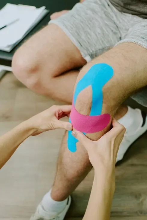 Kinezyo Bantlama (Kinesio Taping) Nedir? Renkli Bantların Ardındaki Bilim